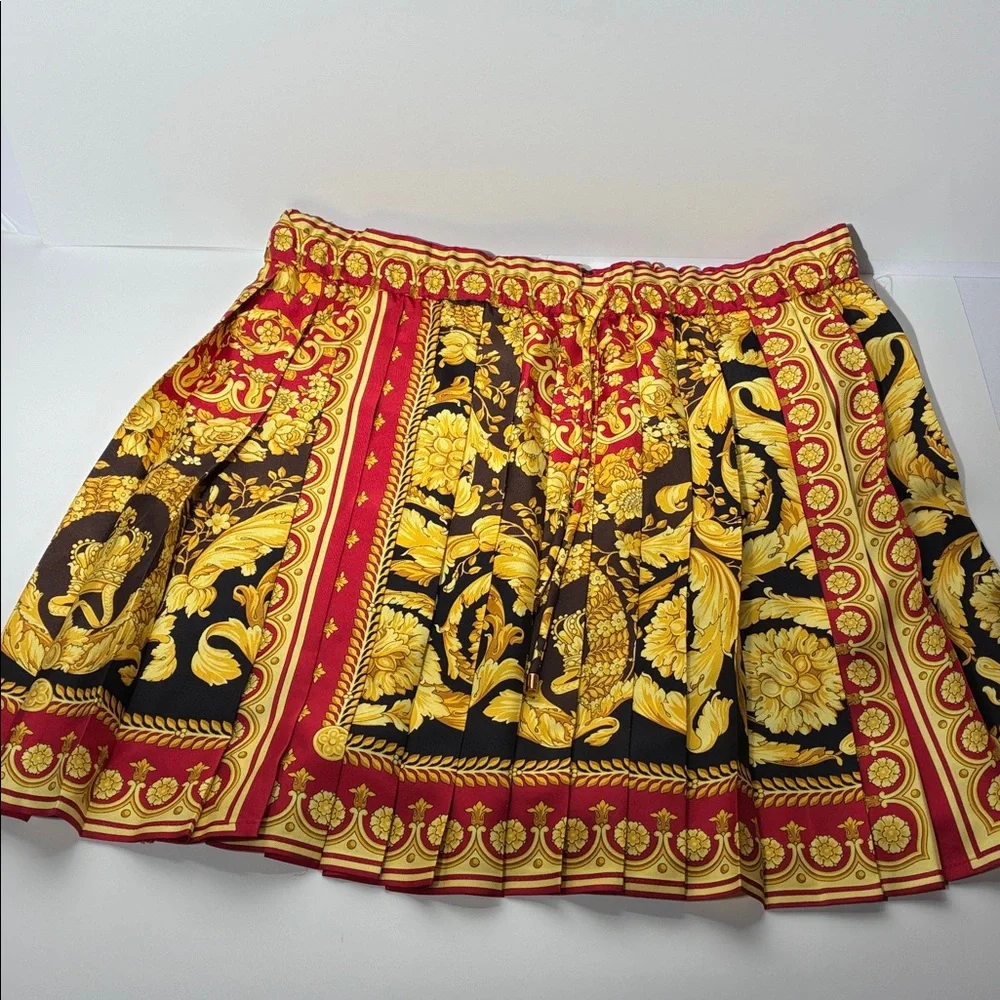 New Authentic Versace Baroque Print Pleated Mini Skirt in Black, Red & Gold